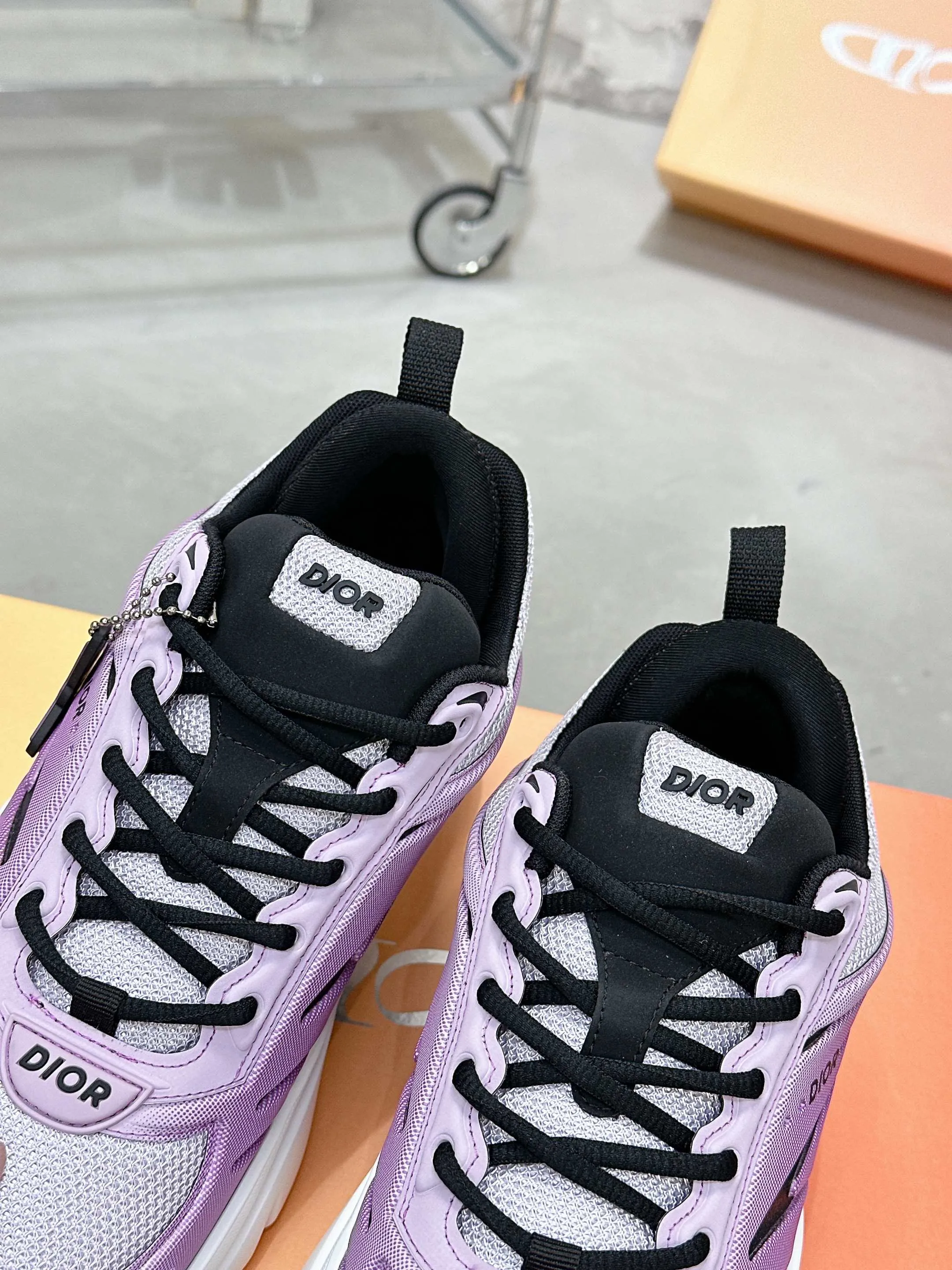 Factory price 760💰 Top version! ! ! Dior Dior's latest B44 Blade series, couple style, casual, thick-soled sneakers, running shoes, purchased from the original, developed and manufactured. This B44 Blade sneaker comes from the DIOR AND LEWIS HAMILTON exclusive limited series. It adopts a full silhouette design, eye-catching and fashionable, and is inspired by the 2000s. Crafted from gradient blue mesh with tonal technical panels, the sole is finished with a contrasting Blade panel that pays homage to the sport of running. DIOR AND LEWIS HAMILTON signature charms hang from the eyelets, while the Dior signature adorns the upper, heel and sides. Paired with black shoelaces, it is more refined, and the padded support design on the back highlights the sports aesthetic style, which can add modern style to all kinds of casual looks. Exquisite packaging at the delivery counter🛍📦 ▪️ Fabric: Original imported first-layer cowhide ▪️ Lining: Original imported breathable mesh ▪️ Sole: Original open-molded non-slip rubber material ▪️ Bottom thickness: 5.5CM ▪️ Size: Women's 35-40 / Men's 39-46